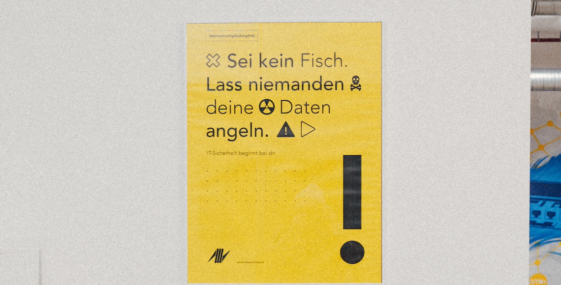 Gelbes Poster mit Spruch "Sei kein Fisch. Lass niemanden deine Daten angeln" zur Steigerung der IT Awareness