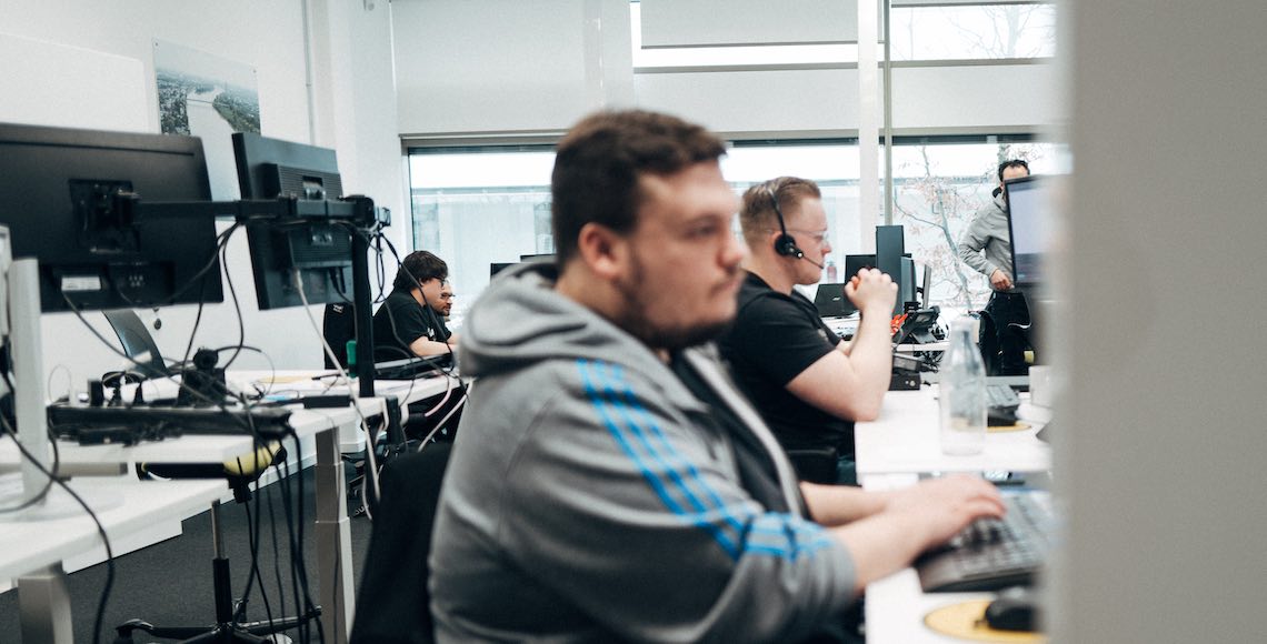 Managed Security Services Experten arbeiten an ihren Computern im SOC in Köln
